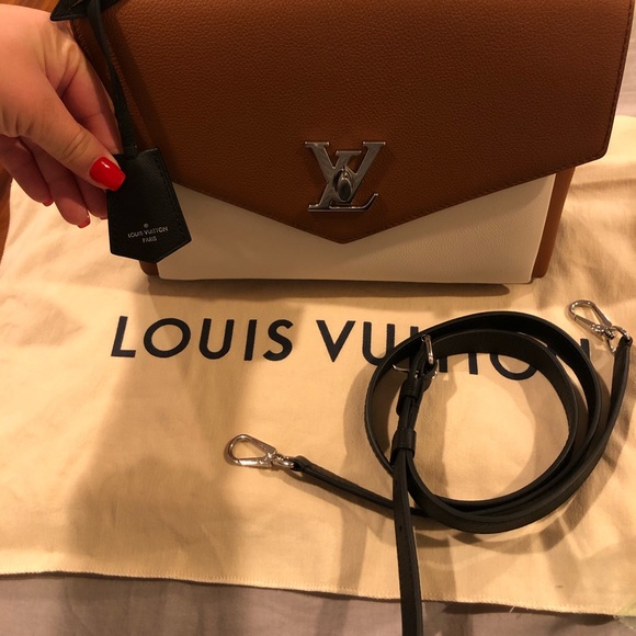 ✨🍁Beautiful Versatile Louis Vuitton Lockme🍁✨ - Picture 2 of 7